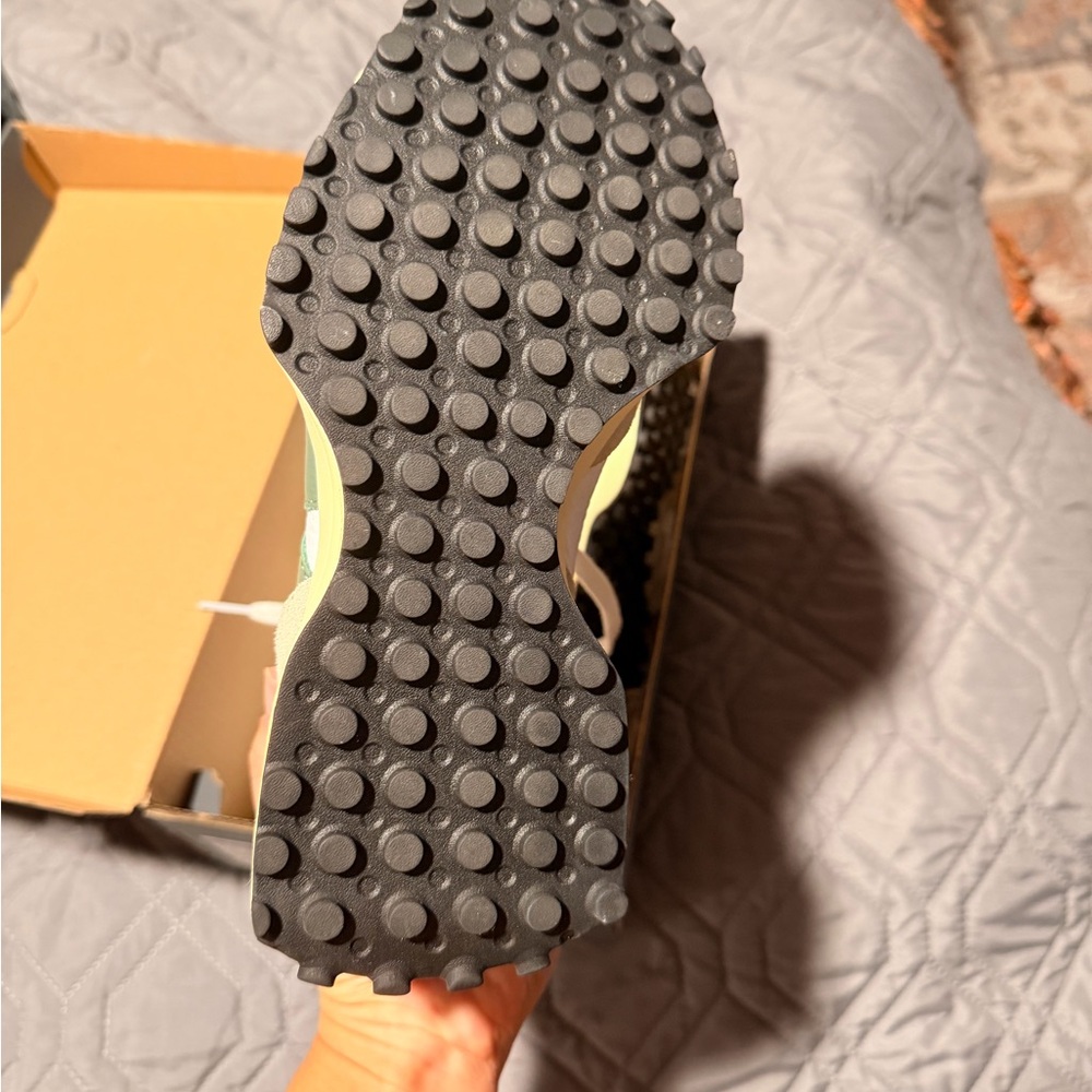 New Balance 327 Sneakers – Intelligent Choice – Retro Style (NEW) - Picture 3 of 4